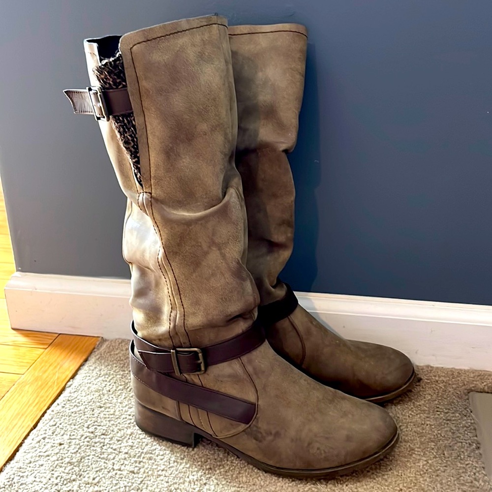Women’s brown boots with buckle & sweater accent